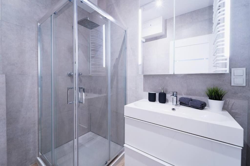 City Center - 3 Rooms - New Building - Private Parking Place - Garage Wrocław Kültér fotó